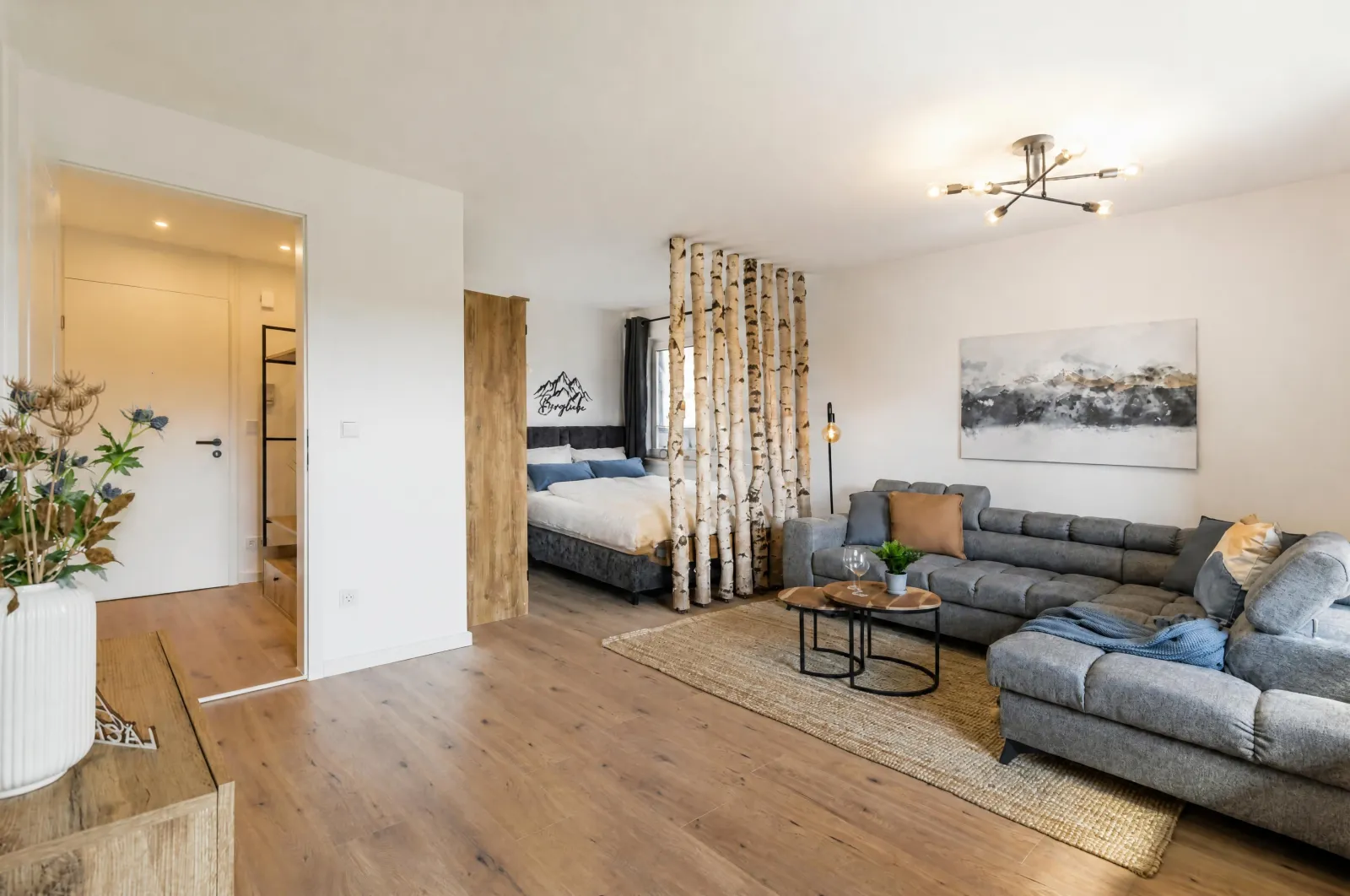 Schlaf- & Wohnraum mit neuem Boxspringbett und Birkenholz-Raumteiler